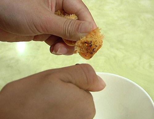 肉松饼爆料视频播放,揭秘网红美食背后的制作过程  第2张